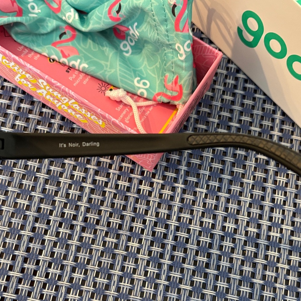 Chic Black Cat-Eye Sunglasses - Picture 6 of 7